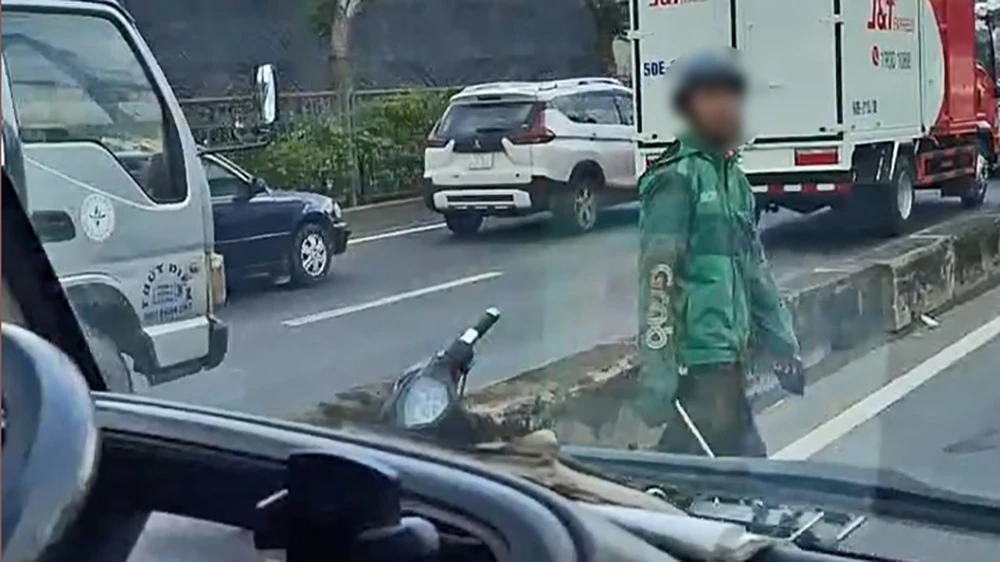 Truy xét người mặc áo xe ôm công nghệ chặn xe tải, đập kính ở TP.HCM