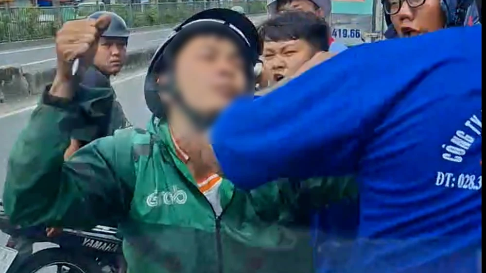 Lời khai nam thanh niên chặn xe, đập kính ô tô giữa đường vì mâu thuẫn giao thông