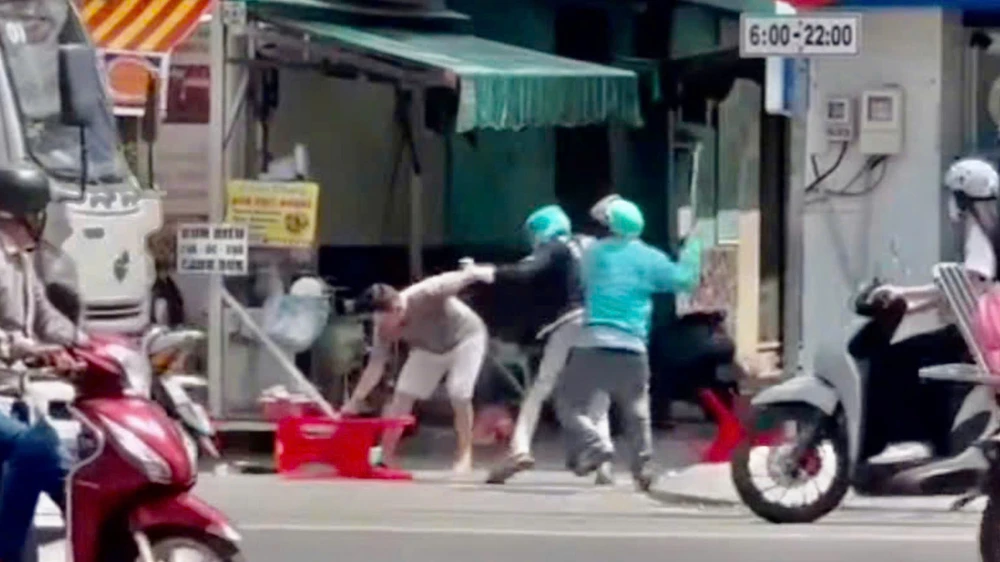 Nhóm người cầm gậy, ghế nhựa hỗn chiến giữa đường Hậu Giang