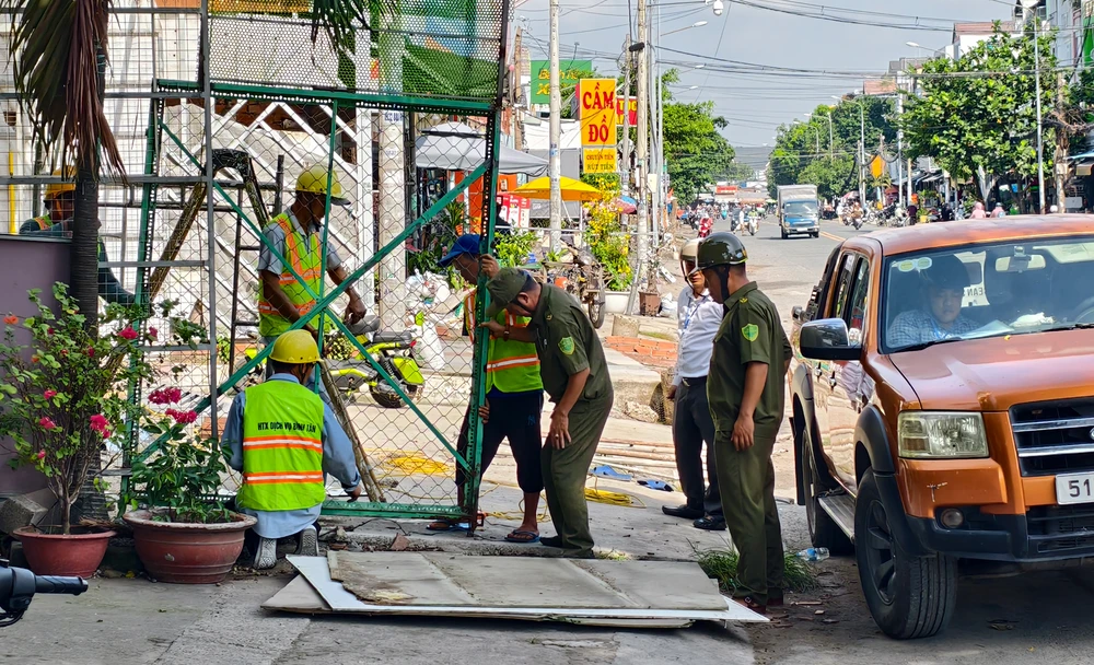 Hơn 50 công trình tạm lấn chiếm vỉa hè ở phường Bình Tân được tháo dỡ