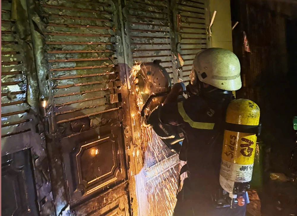 Hiện trường vụ cháy nhà dân lúc 2 giờ sáng tại Gò Vấp, nạn nhân leo qua ban công hàng xóm thoát nạn