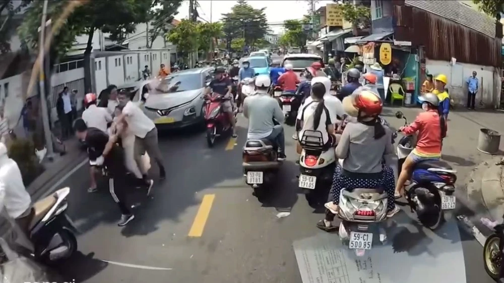 4 người đuổi đánh nhau trên đường Khánh Hội, giao thông ùn ứ