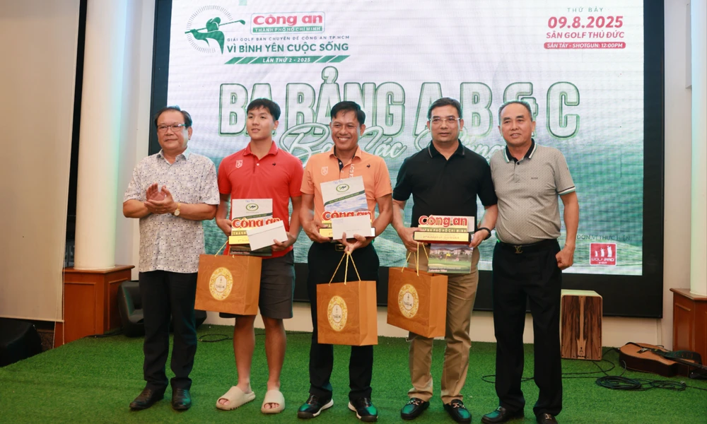 Ông Mai Ngọc Phước, Tổng biên tập Báo Pháp luật TPHCM, Phó chủ tịch Hội Nhà báo TP.Hồ Chí Minh và đại diện nhà tài trợ trao giải cho các VĐV đạt giải ba các bảng