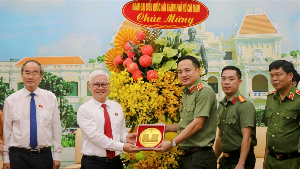 doan-dai-bieu-quoc-hoi-tp-hcm-chuc-mung-cong-an-tp-hcm-nhan-ky-niem-80-nam-ngay-truyen-thong-cong-an-nhan-dan (1).jpg