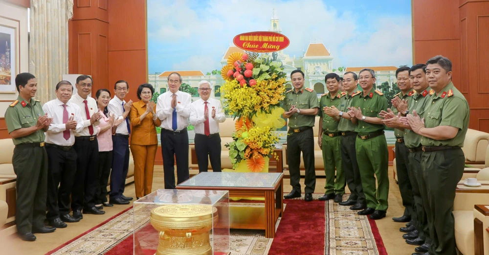 doan-dai-bieu-quoc-hoi-tp-hcm-chuc-mung-cong-an-tp-hcm-nhan-ky-niem-80-nam-ngay-truyen-thong-cong-an-nhan-dan (3).jpg