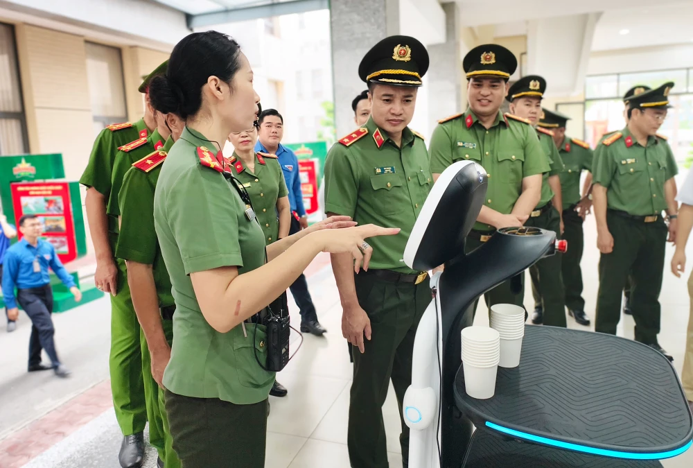 tuoi-tre-cong-an-tp-hcm-tien-phong-ung-dung-cong-nghe-doi-moi-sang-tao-phuc-vu-nhan-dan (1).jpg