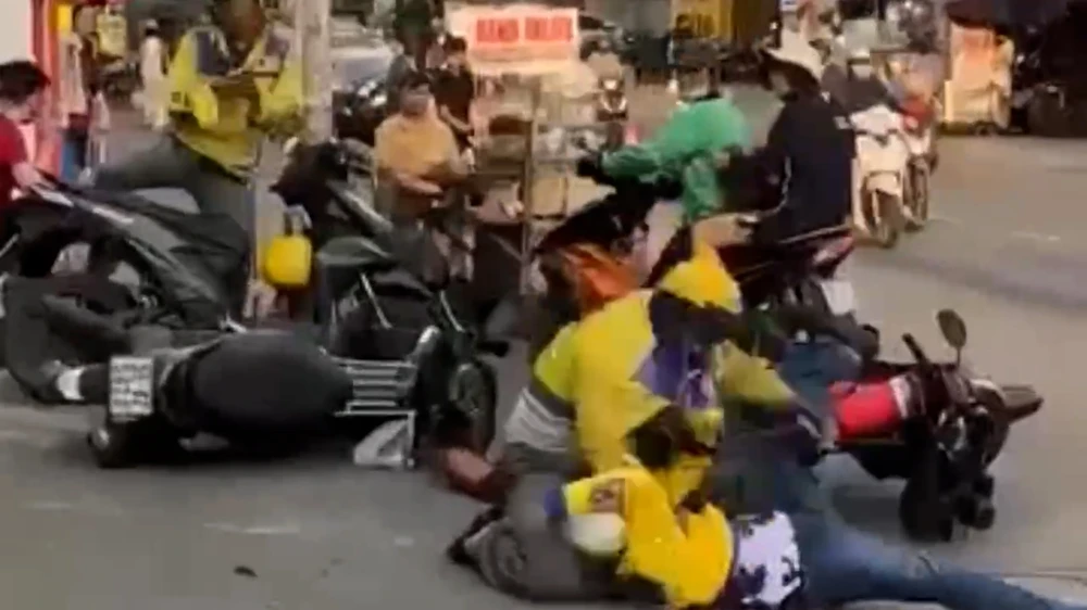 Hai tài xế xe ôm công nghệ đánh nhau giữa đường ở TP.HCM
