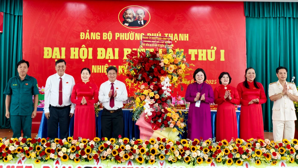 Bà Văn Thị Bạch Tuyết, ủy viên Ban thường vụ Thành ủy, trưởng Ban tổ chức Thành ủy tặng hoa chúc mừng Đại hội. Ảnh: N. TÂN