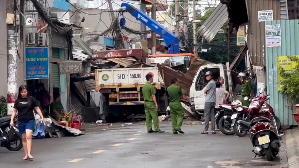 Vụ nổ lò ép kính ở phường Tân Sơn Nhì: Khoảng 4 nhà dân hư hỏng