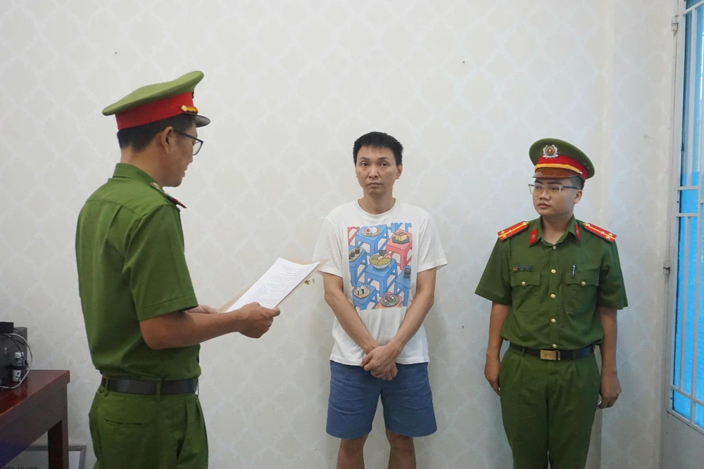 Công an đọc lệnh bắt với Nhã. Ảnh: CA