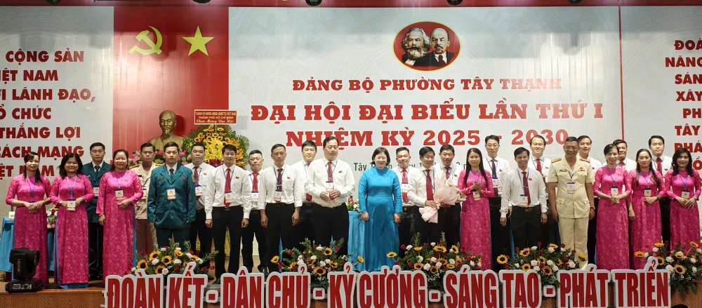 ong-dao-minh-chanh-giu-chuc-bi-thu-dang-uy-phuong-tay-thanh-10.jpg