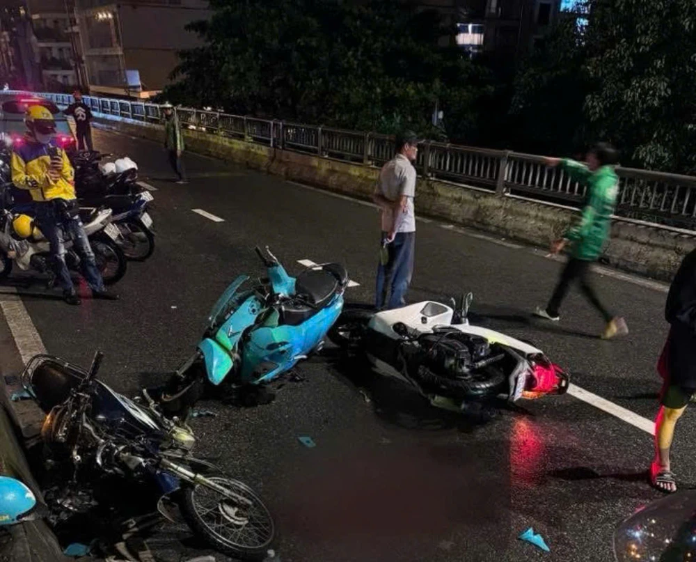 Xe máy chạy ngược chiều gây tai nạn trên cầu vượt Ngã Tư Ga, 3 người bị thương