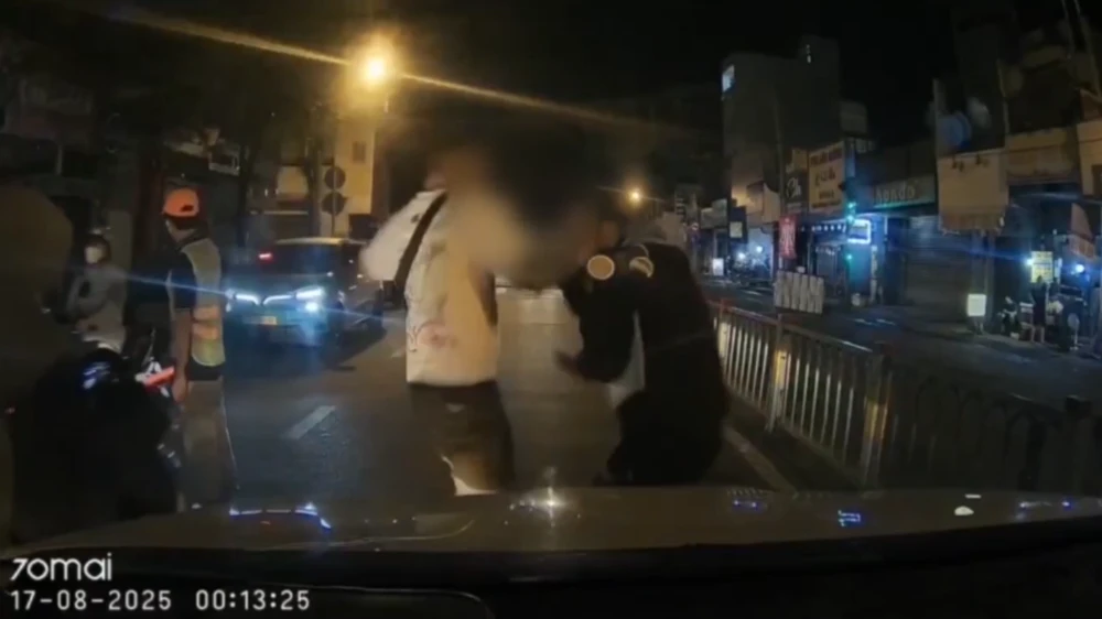 Sau thời gian truy xét, lực lượng Công an TP.HCM đã đưa người đi xe máy đấm gãy sống mũi tài xế ô tô công nghệ rồi rời khỏi hiện trường ở phường Bảy Hiền, TP.HCM về trụ sở công an làm việc, củng cố hồ sơ xử lý.