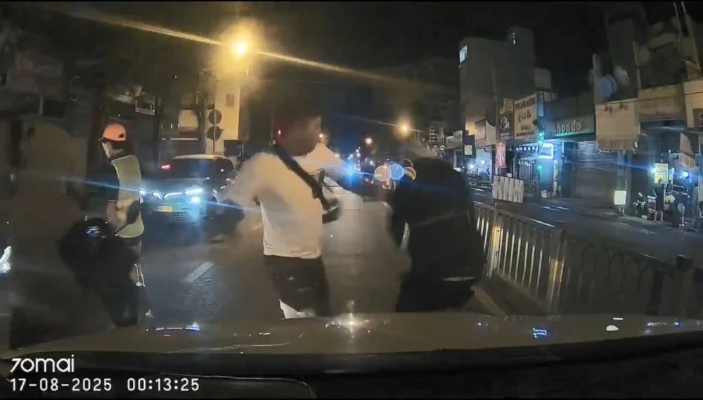 Tài xế xe công nghệ bị người đi xe máy đấm gãy sống mũi ở phường Bảy Hiền