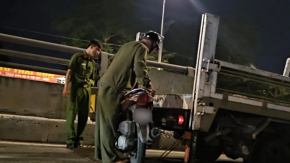 be-gai-2-tuoi-tu-vong-trong-tai-nan-giua-xe-dua-ruoc-cong-nhan-va-xe-may-3.jpg