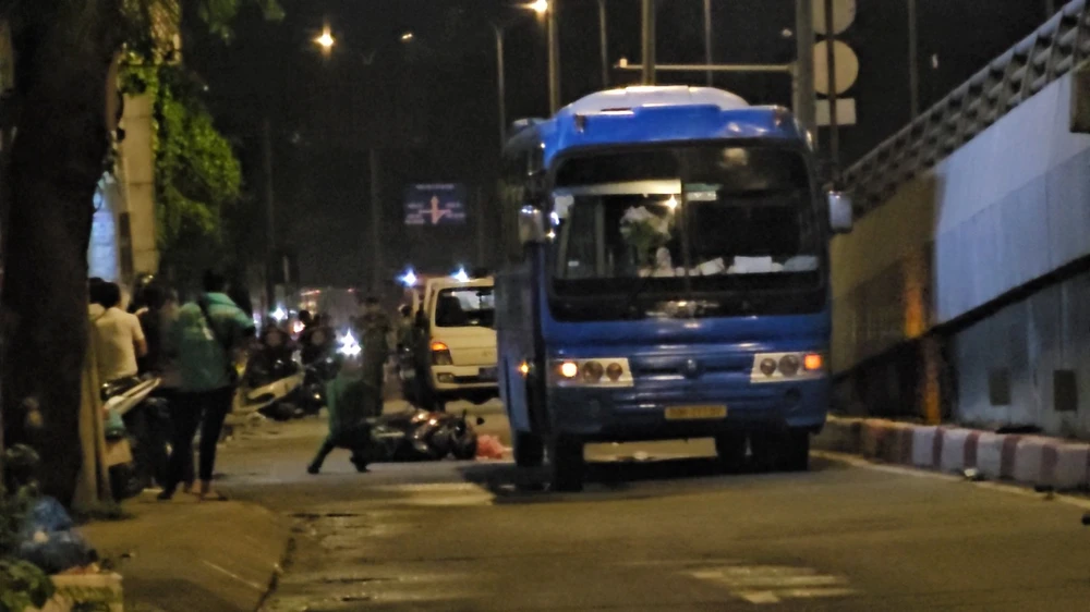 Bé gái 2 tuổi tử vong trong tai nạn giữa xe đưa rước công nhân và xe máy