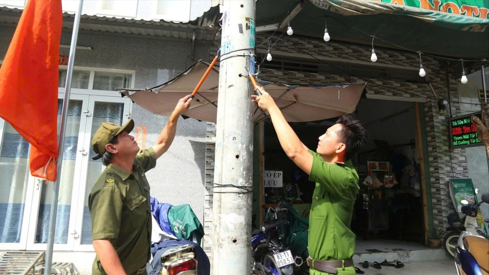 cong-an-168-xa-phuong-dac-khu-dong-loat-ra-quan-xu-ly-quang-cao-trai-phep-2.jpg