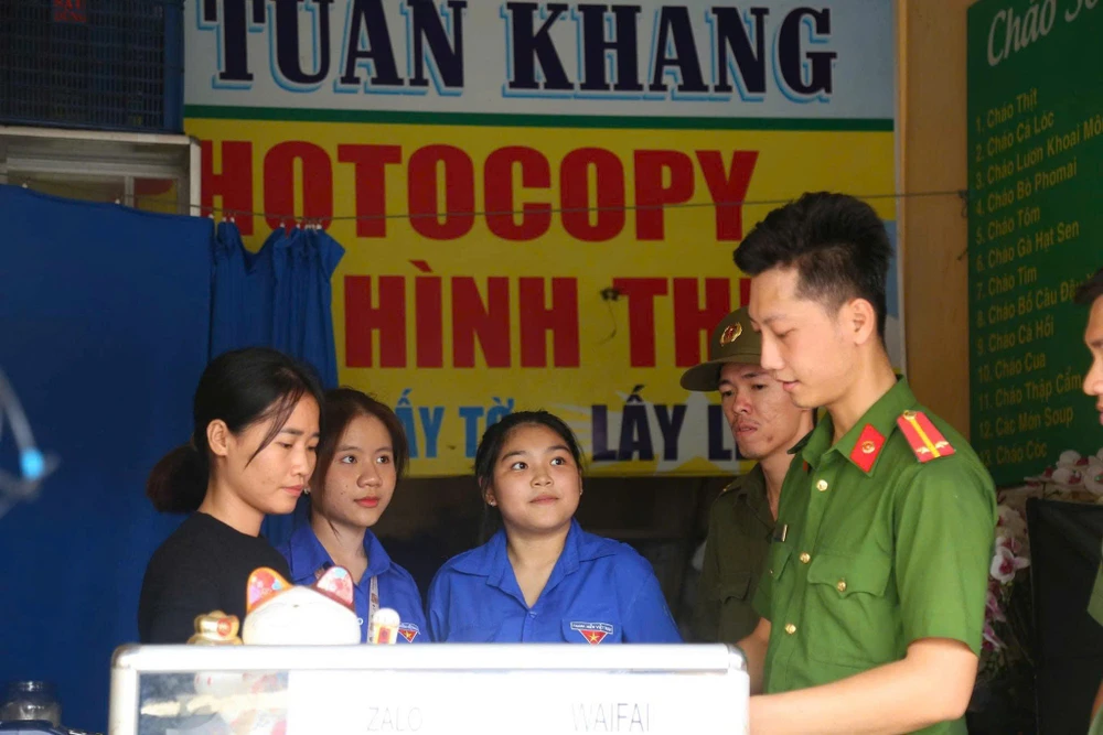 Công an 168 xã, phường, đặc khu đồng loạt ra quân xử lý quảng cáo trái phép