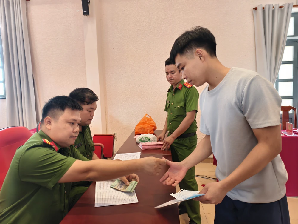 niem-vui-ngay-tro-ve-cua-129-pham-nhan-duoc-dac-xa-tai-trai-tam-giam-chi-hoa (15).jpg