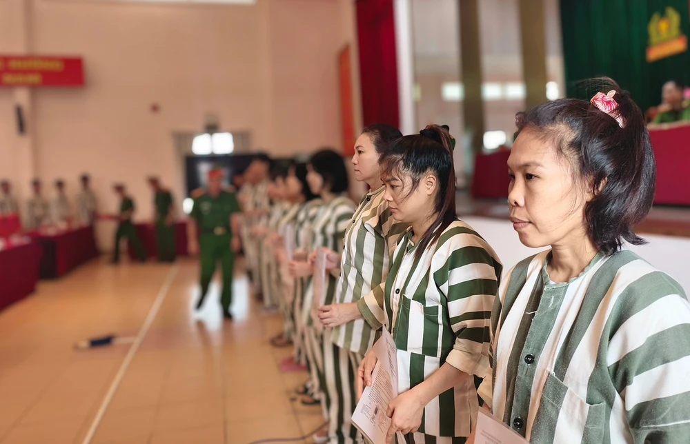 niem-vui-ngay-tro-ve-cua-129-pham-nhan-duoc-dac-xa-tai-trai-tam-giam-chi-hoa (6).jpg