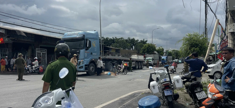 TP.HCM: Va chạm với xe đầu kéo, người phụ nữ tử vong tại chỗ