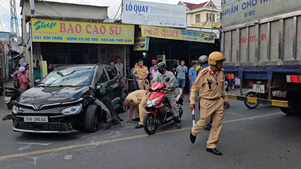 TP.HCM: Tông liên hoàn 2 ô tô và 1 xe máy, nhiều người bị thương