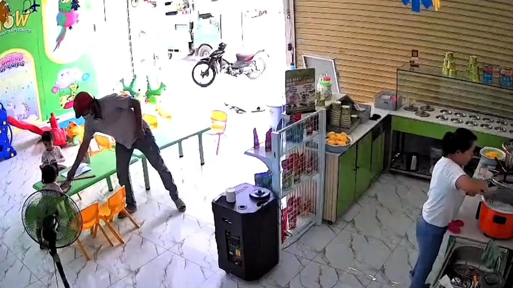 Bắt người đàn ông giả vờ mua cháo rồi giật điện thoại trên tay bé gái ở xã Bà Điểm