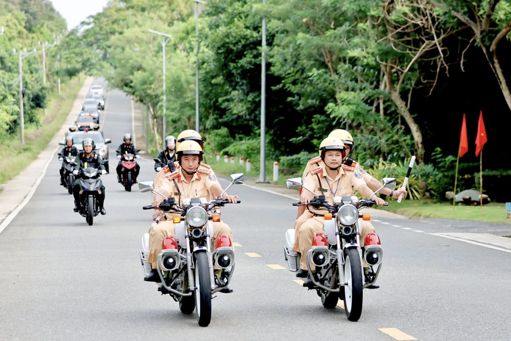 cong-an-tp-hcm-trien-khai-luc-luong-bao-dam-an-ninh-cang-hang-khong-con-dao (1).jpg