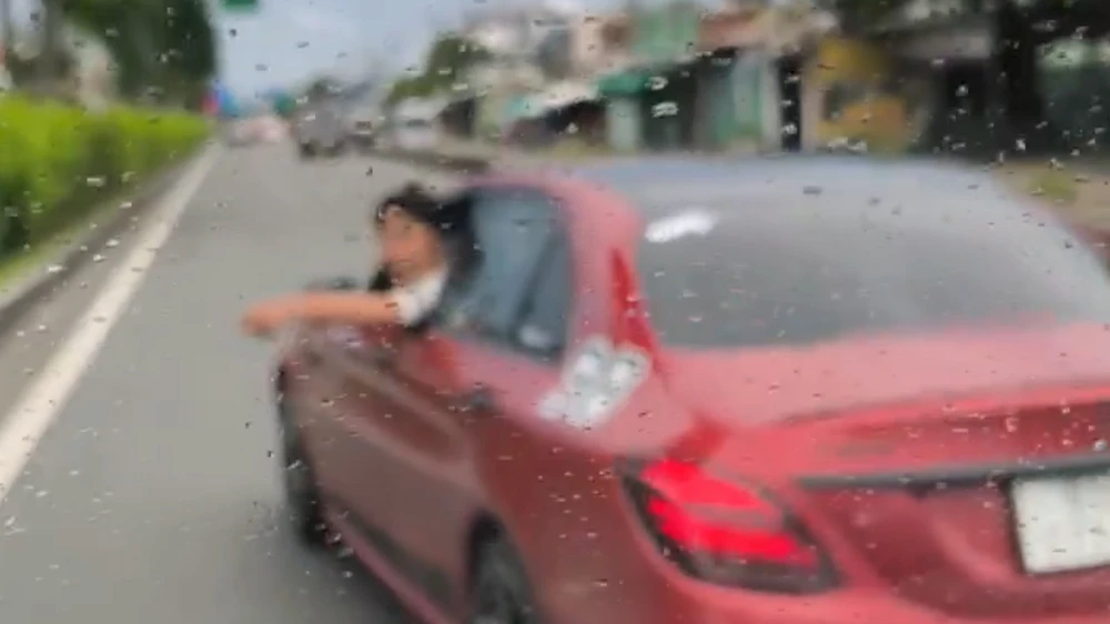 Tài xế xe Mercedes vượt ẩu để 'dằn mặt' xe khác bị CSGT xử phạt