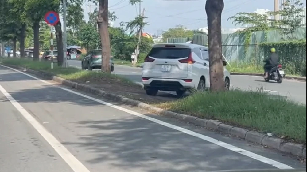 Chiếc xe vượt qua dải phân cách trên đường Nguyễn Văn Linh để tránh kẹt xe. Ảnh cắt từ clip