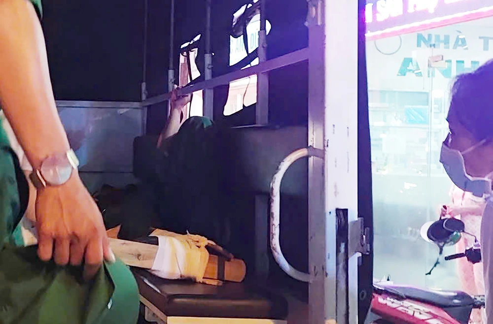 Người đàn ông say xỉn hành hung thanh niên xung phong, một người bị thương ở chân