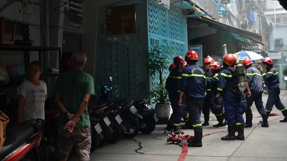 Cháy chung cư ở phường Sài Gòn, cảnh sát điều robot TAF35 đến hiện trường