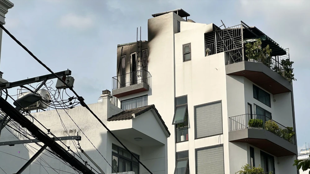 chay-tang-5-ngoi-nha-o-phuong-an-nhon-nhieu-nguoi-nao-loan (1).jpg