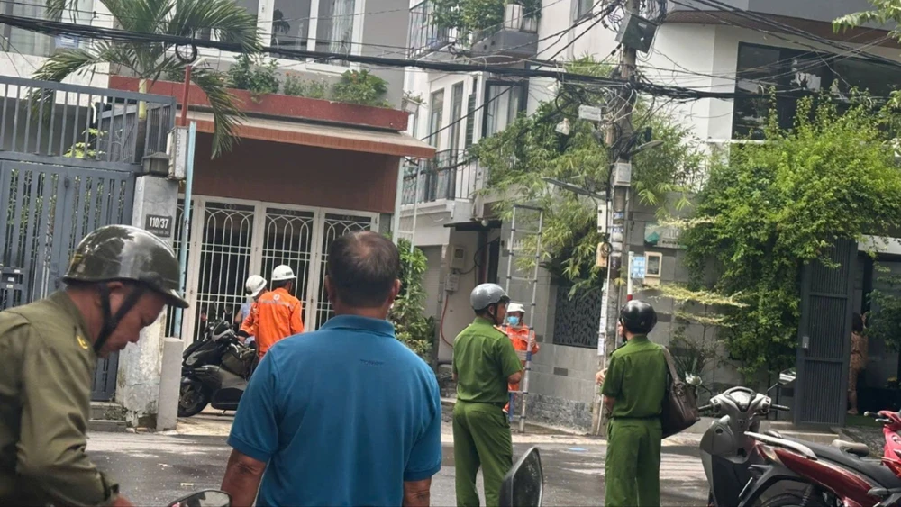 Cháy tầng 5 ngôi nhà ở phường An Nhơn, nhiều người náo loạn