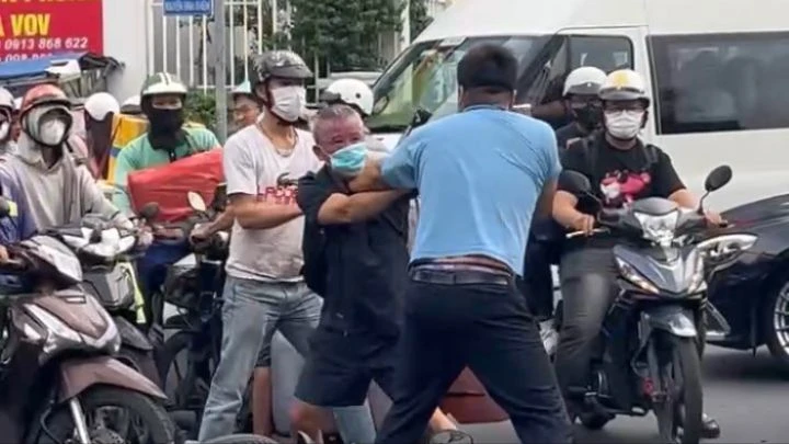 danh-cu-ong-giua-o-phuong-sai-gon-nguoi-dan-ong-bi-cong-an-dua-ve-tru-so (2).jpg