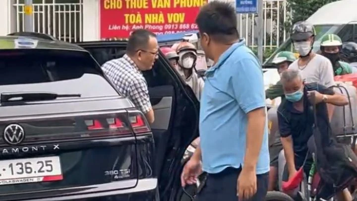 danh-cu-ong-giua-o-phuong-sai-gon-nguoi-dan-ong-bi-cong-an-dua-ve-tru-so (3).jpg