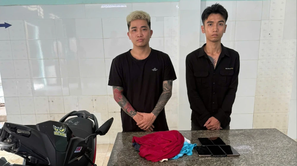 2 tiktoker 'Thuận khùng báo đời' và 'Minh báo đời yêu em' đã bị Công an TP.HCM bắt