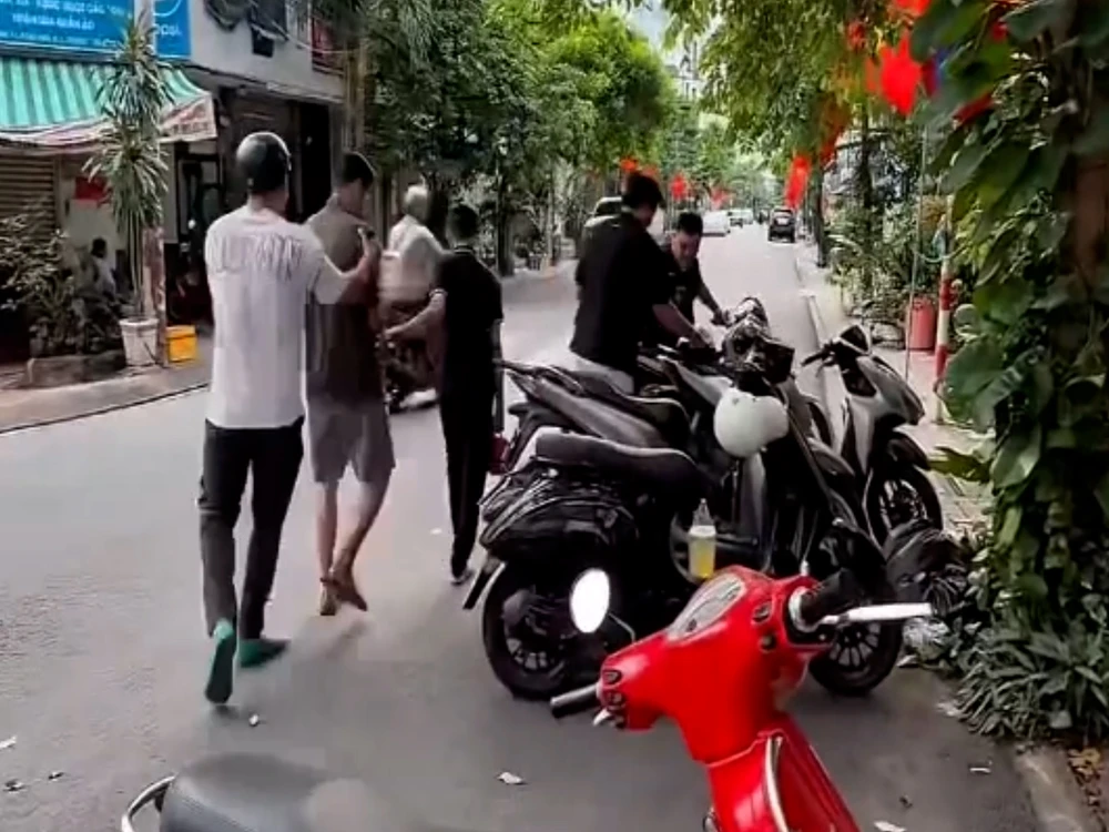 Thanh niên cạy cốp xe trộm tiền đô, iPhone trước cổng trường bị công an bắt sau 2 giờ