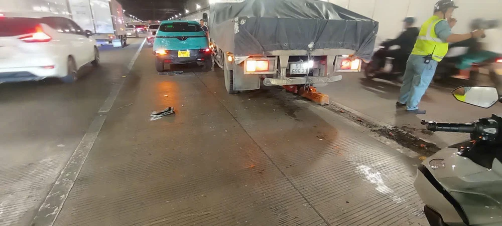 Ảnh hưởng từ vụ va chạm liên hoàn khiến giao thông qua khu vực ùn ứ. Ảnh: HT