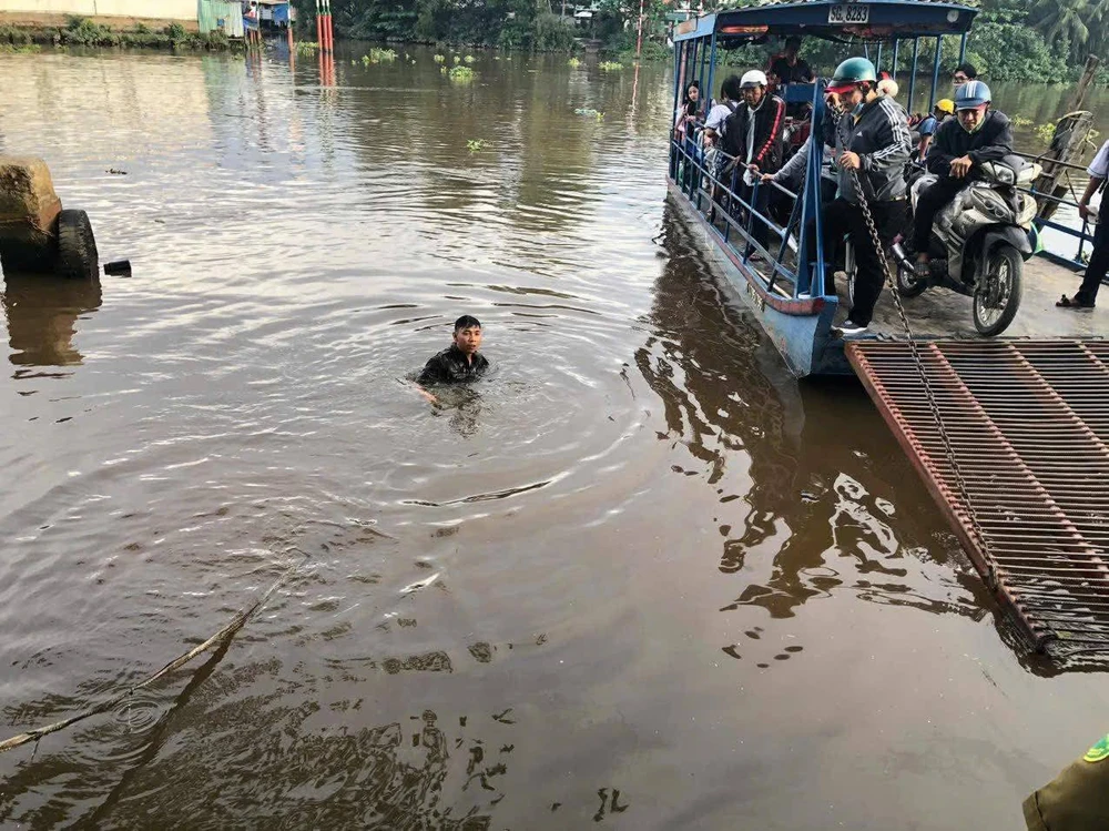 Nam sinh lớp 8 rơi xuống sông Xáng Ngang được an ninh cơ sở cứu sống