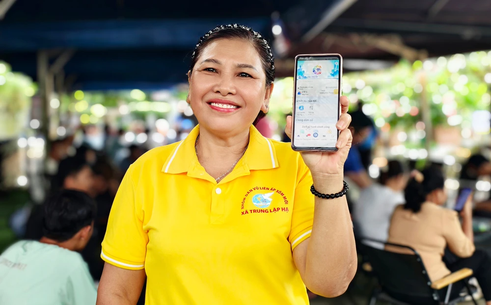 Bà Nguyễn Thị Út, một người dân xã Nhuận Đức cho biết sáng cùng ngày mình đã được hướng dẫn cài đặt ứng dụng công dân số. Ảnh: N. TÂN