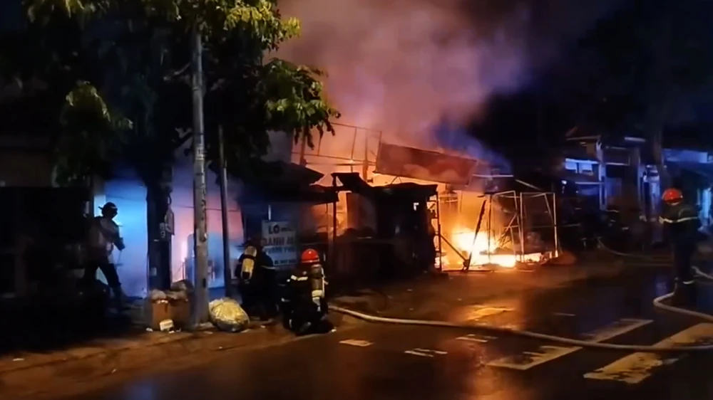 Vụ cháy chợ Xuân Thới Sơn: Tiểu thương khóc ròng vì mất nhiều tài sản