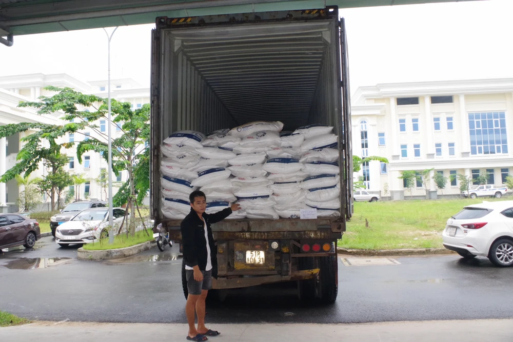 Lái xe container qua Campuchia chở 800 bao đường cát lậu về TP.HCM thì bị bắt