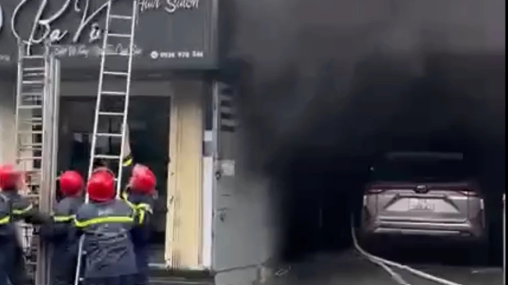 Cháy nhà 5 tầng ở phường Xuân Hòa