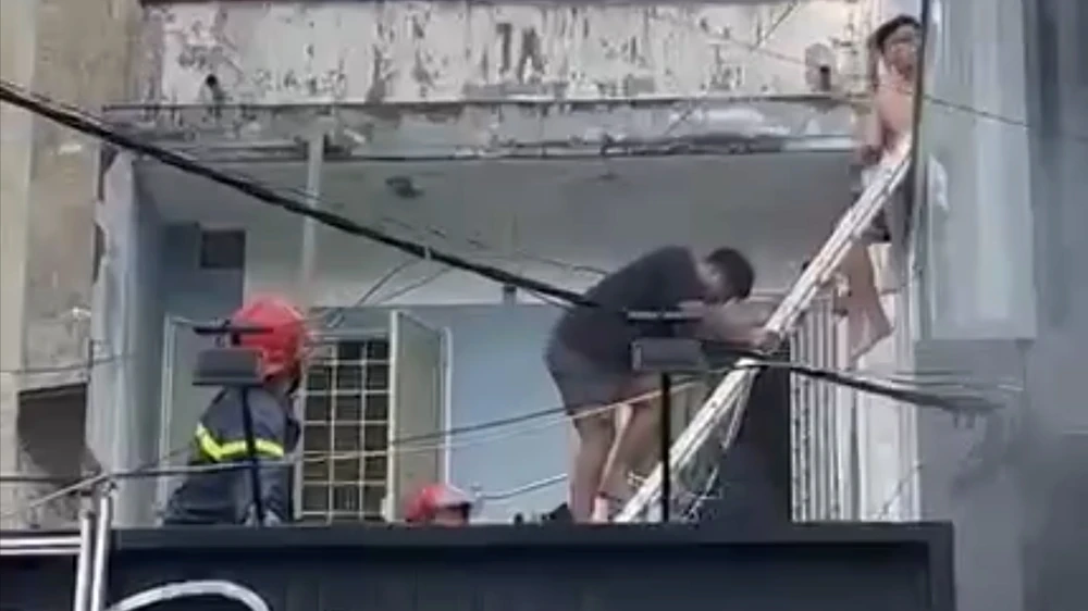 Cháy nhà 5 tầng ở phường Xuân Hòa