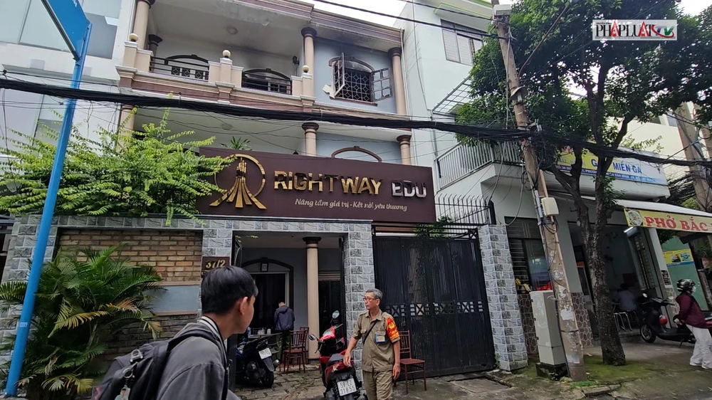 Cháy nhà dân trong hẻm đường C1 lúc rạng sáng, 3 người thoát nạn