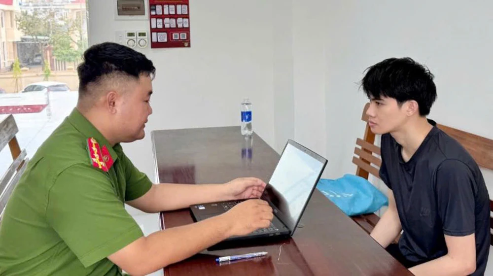 Người đàn ông bị lừa hơn 2 tỉ sau khi cài ứng dụng chăm sóc khách hàng