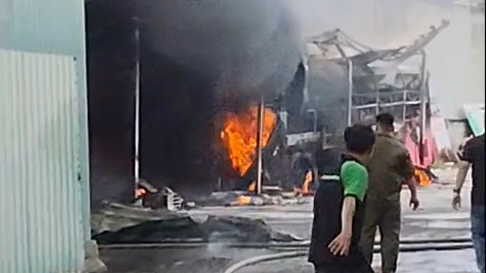 Cháy nổ bãi giữ xe ở phường An Phú Đông, nhiều người hoảng loạn