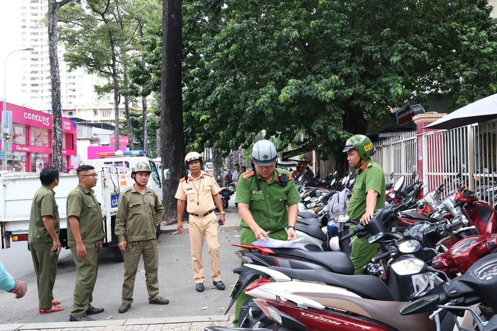 cong-an-kiem-tra-hang-loat-bai-giu-xe-khong-phep-truoc-cong-benh-vien.jpg