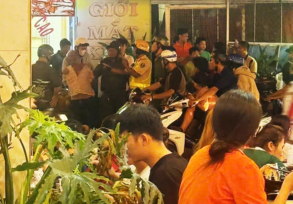 khoi-to-nguoi-dan-ong-chong-doi-csgt-lam-thanh-nien-xung-phong-bi-thuong (1).jpg